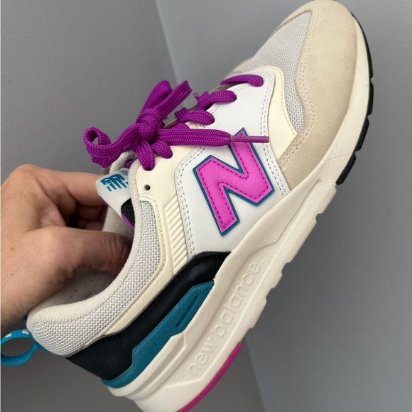 New Balance Women's 997H Sneakers in Sea Salt and Peony Colorway - Picture 8 of 8